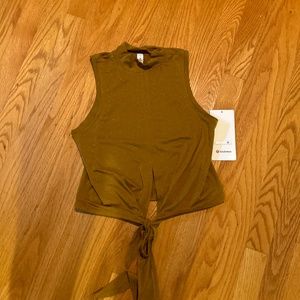 Lululemon sz 2 nwt top